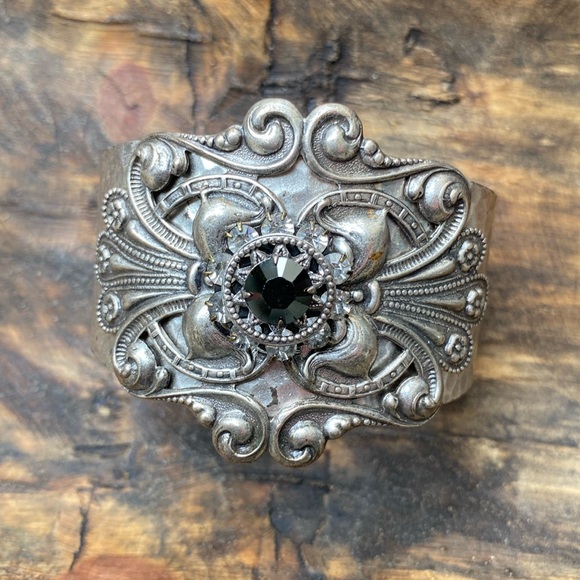 Hammered metal bracelet cuff - Picture 1 of 9